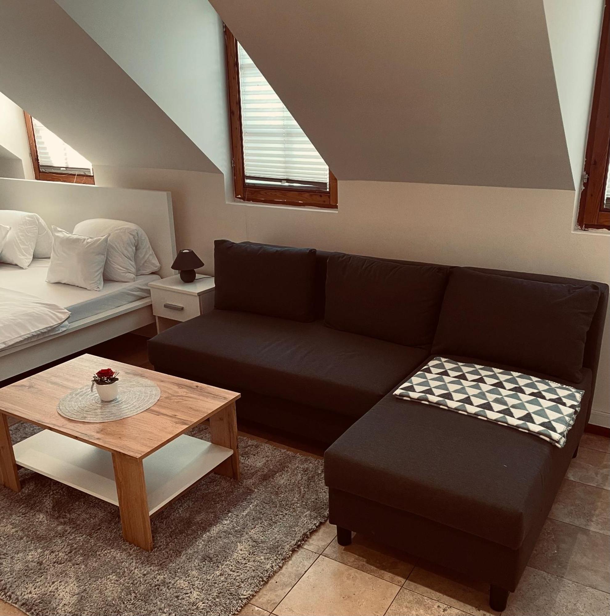 Downtown Apartments Deluxe 杰尔 外观 照片